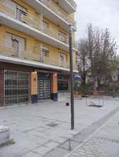 Farola moderna recién colocada en la plaza de las Eras